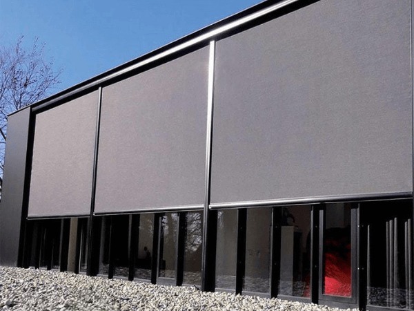 Giải pháp che nắng che mưa hiệu quả với bạt cuốn linh hoạt