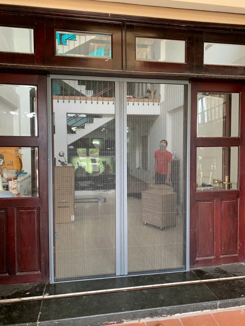 Cửa lưới xếp 2 cánh màu trắng cho cửa chính