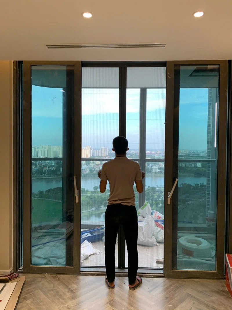 Cửa lưới xếp chống muỗi ban công chung cư