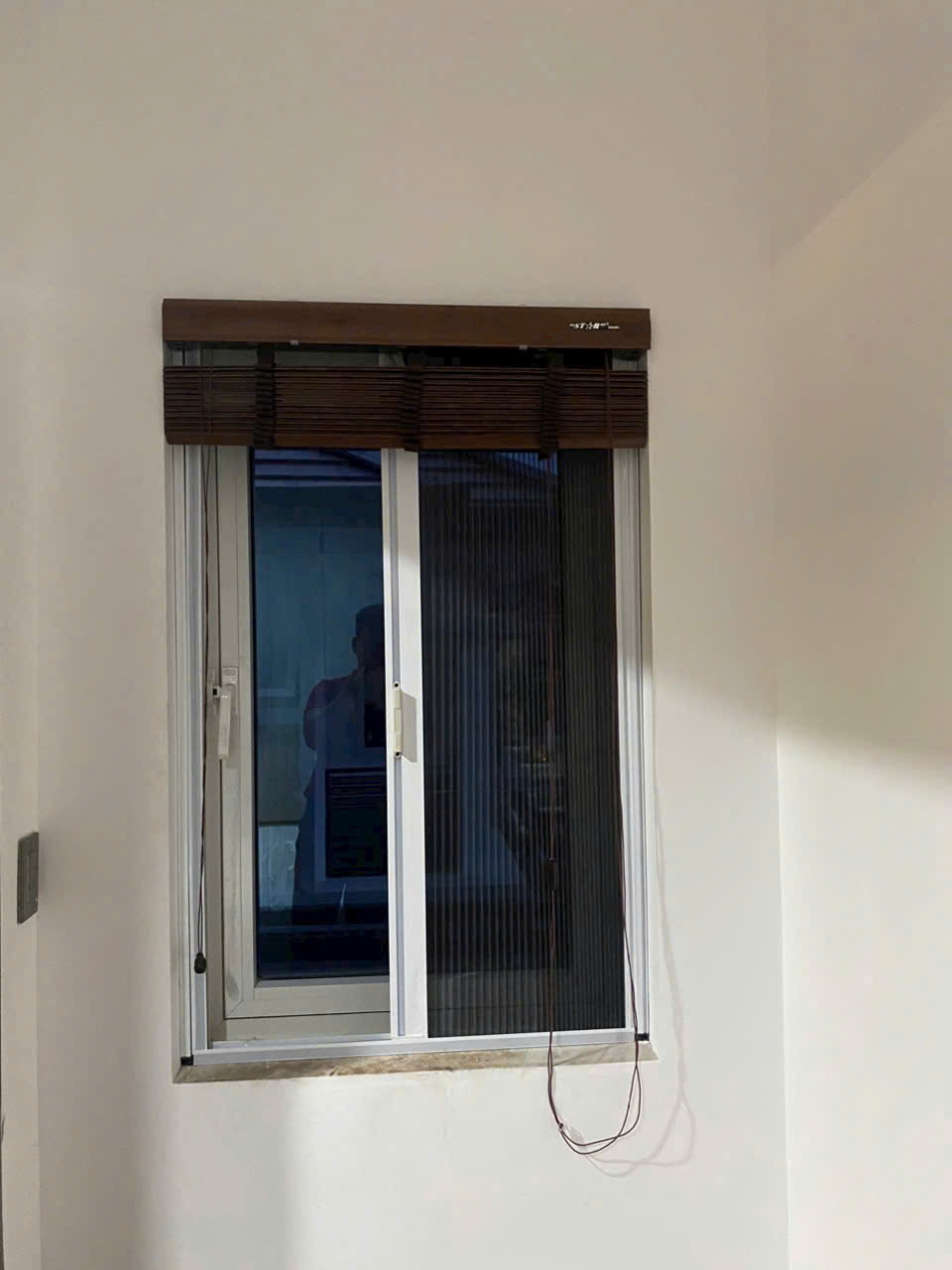 Cửa lưới xếp chống muỗi khung trắng cho cửa sổ trượt