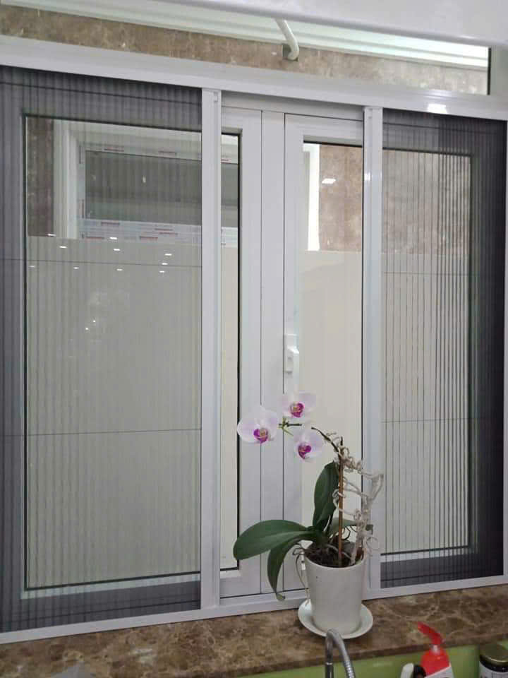Cửa lưới xếp khung trắng cho cửa sổ bếp