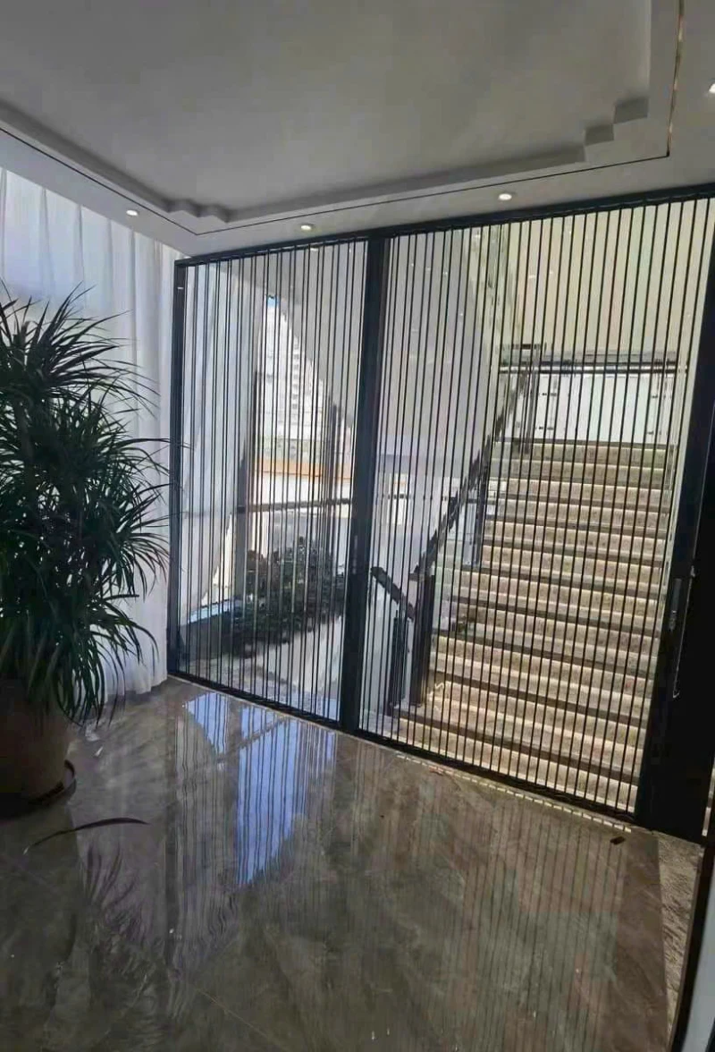 Cửa xếp lá nhựa trong suốt ngăn cầu thang