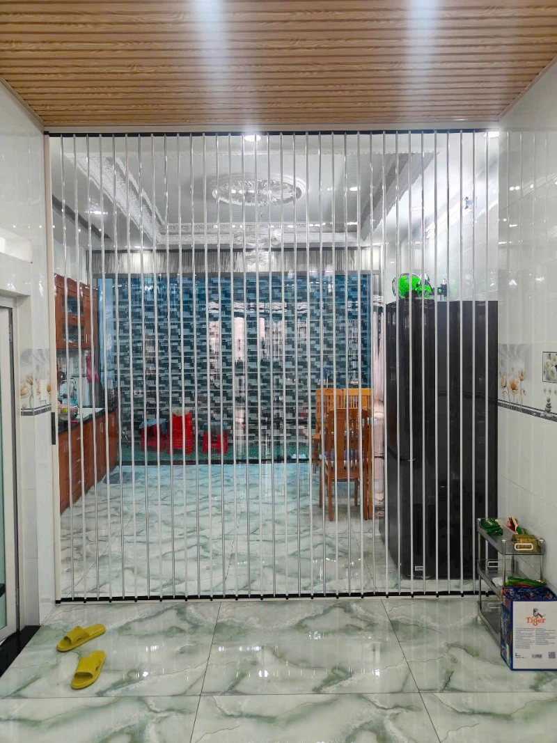 Cửa xếp lá nhựa trong suốt ngăn phòng bếp