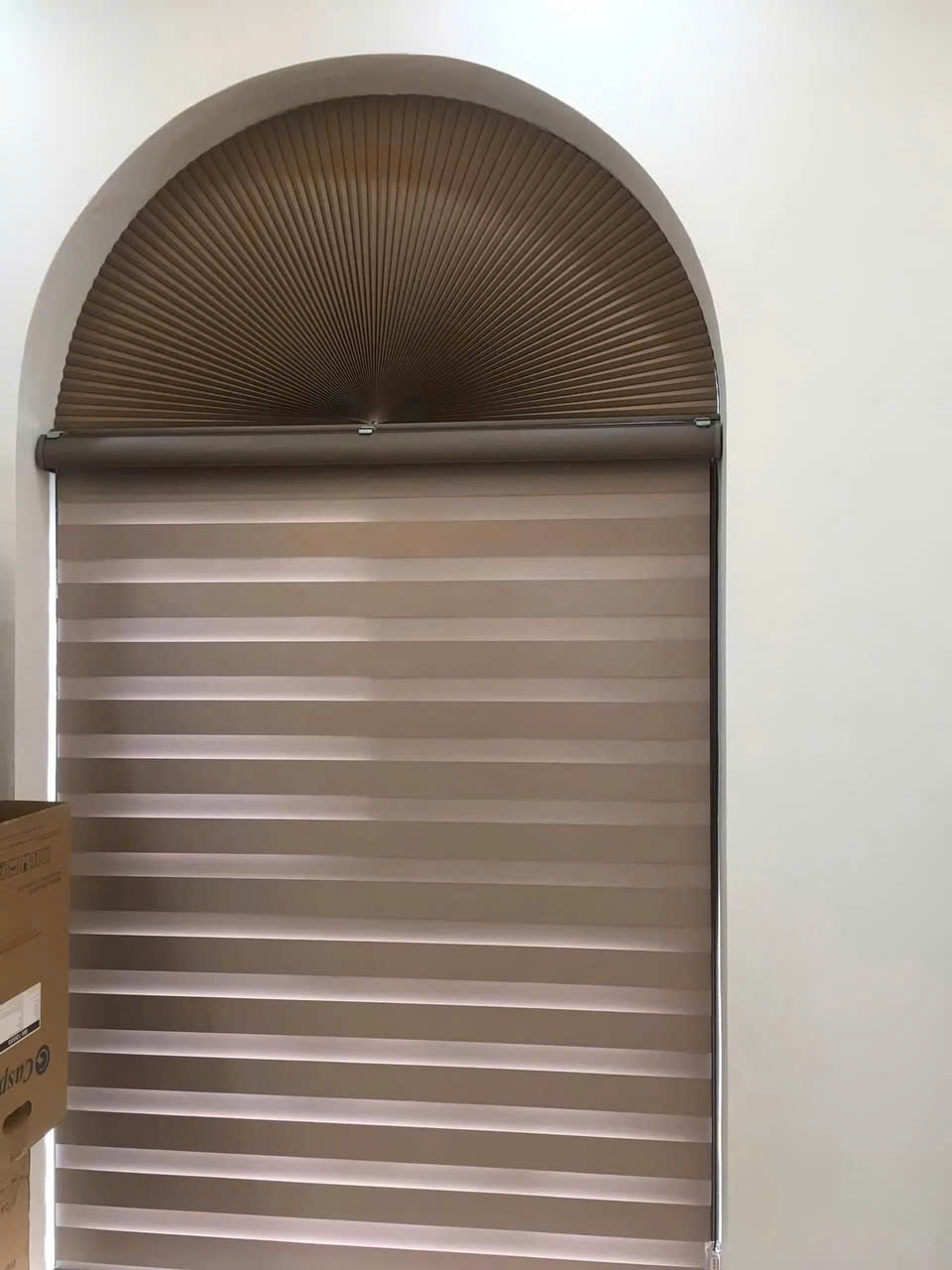 Rèm cầu vồng kết hợp rèm tổ ong cho cửa vòm