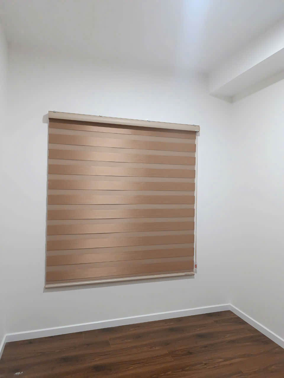 Rèm cửa cầu vồng màu nâu gỗ thanh lịch