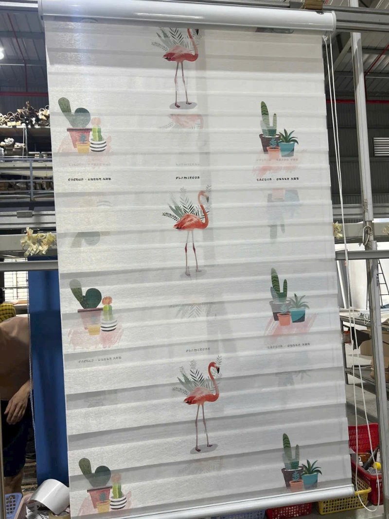 Rèm cuốn tranh cầu vồng họa tiết hồng hạc và chậu cây