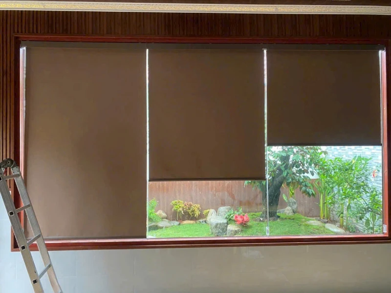 Rèm sáo cuốn màu nâu chống nắng cản sáng