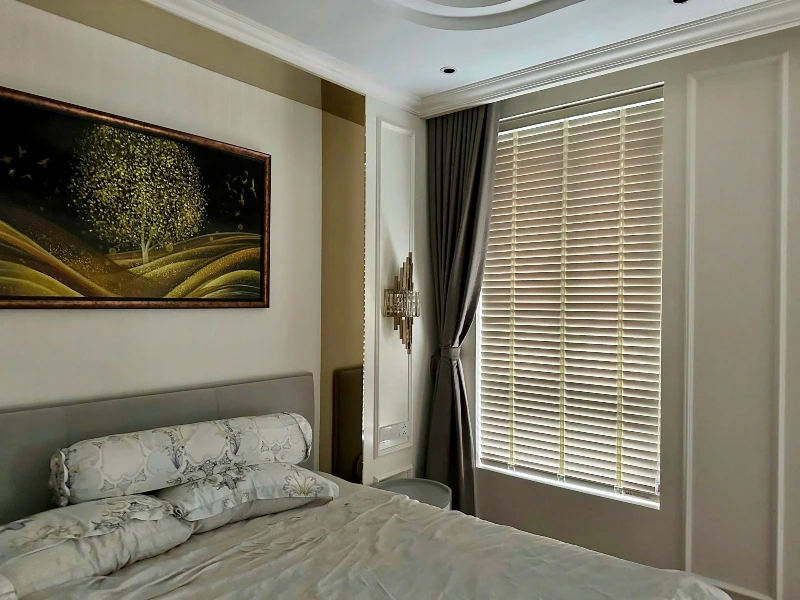 Rèm sáo gỗ màu trắng che cửa sổ