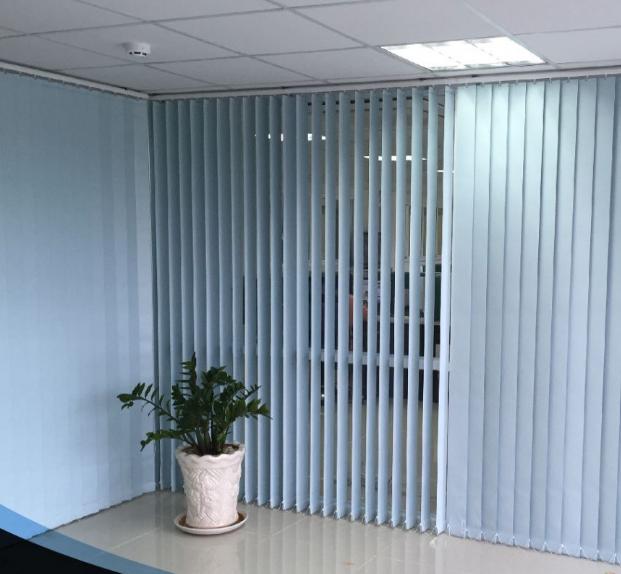 Rèm lá dọc màu xanh pastel