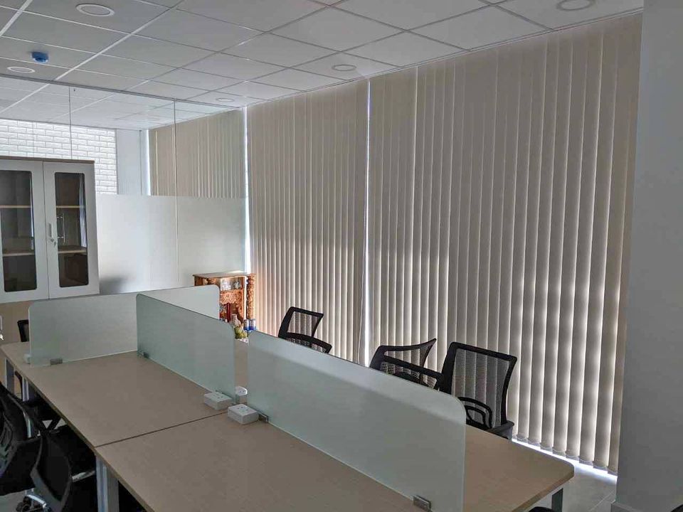 Rèm lá dọc văn phòng hiện đại