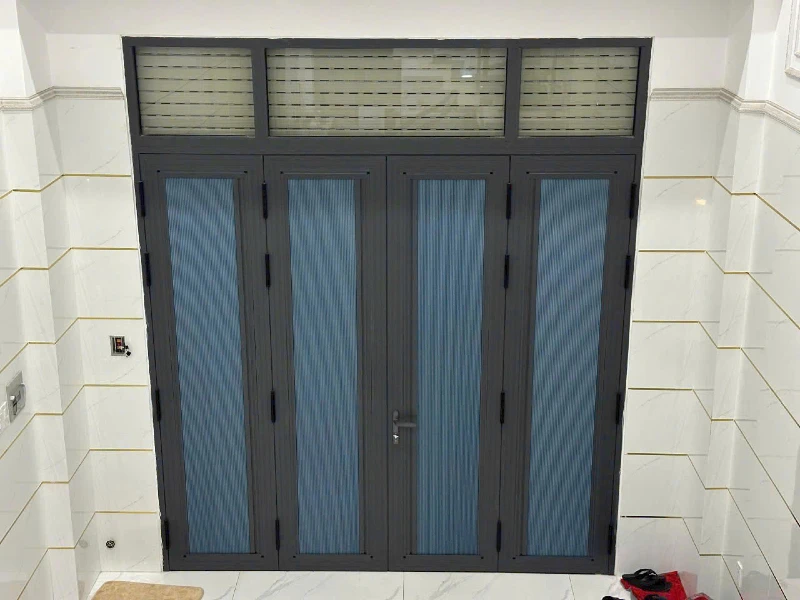 Rèm tổ ong trên cánh kính lùa ngang