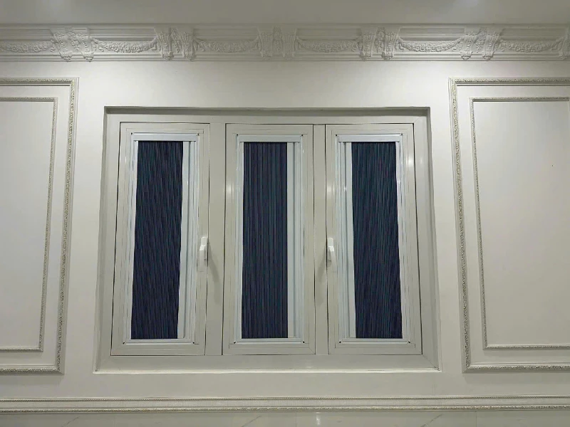 Rèm tổ ong trên kính khung trắng