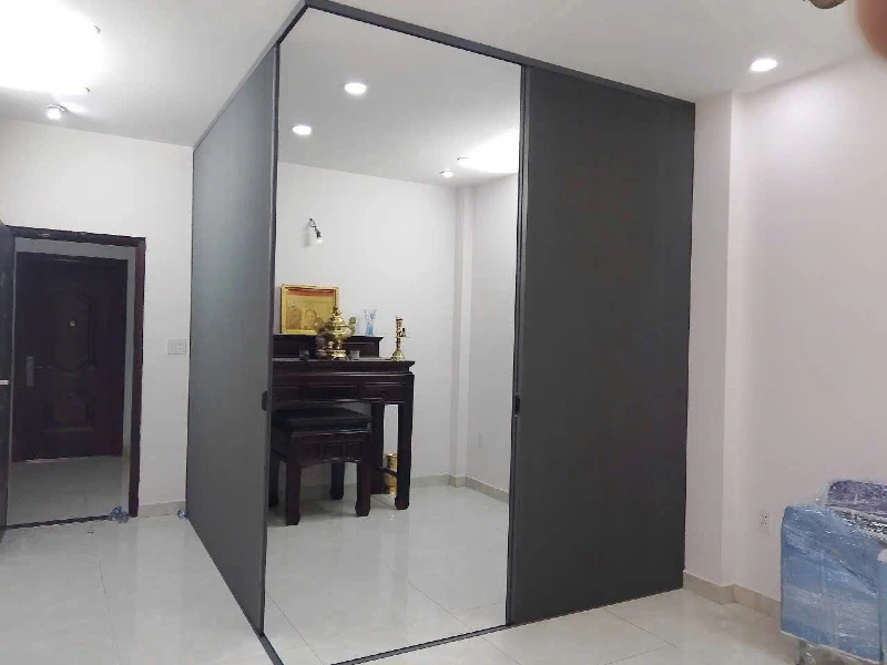 Vách tổ ong chữ L ngăn phòng thờ