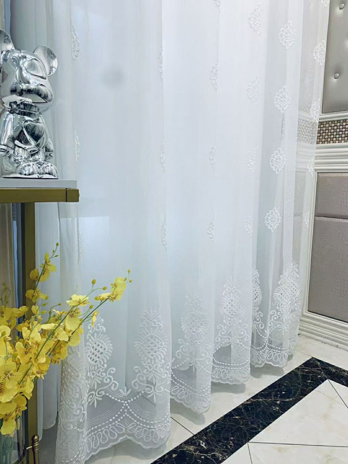 Rèm vải voan thêu họa tiết nhẹ nhàng